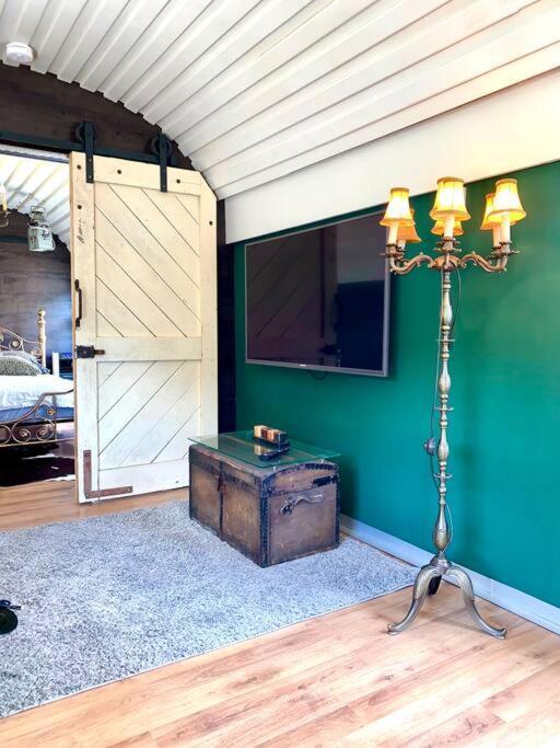 Gleis 1, Eisenbahn Waggon Mit Whirlpool Und Ofen Villa Dahlem  Exterior photo